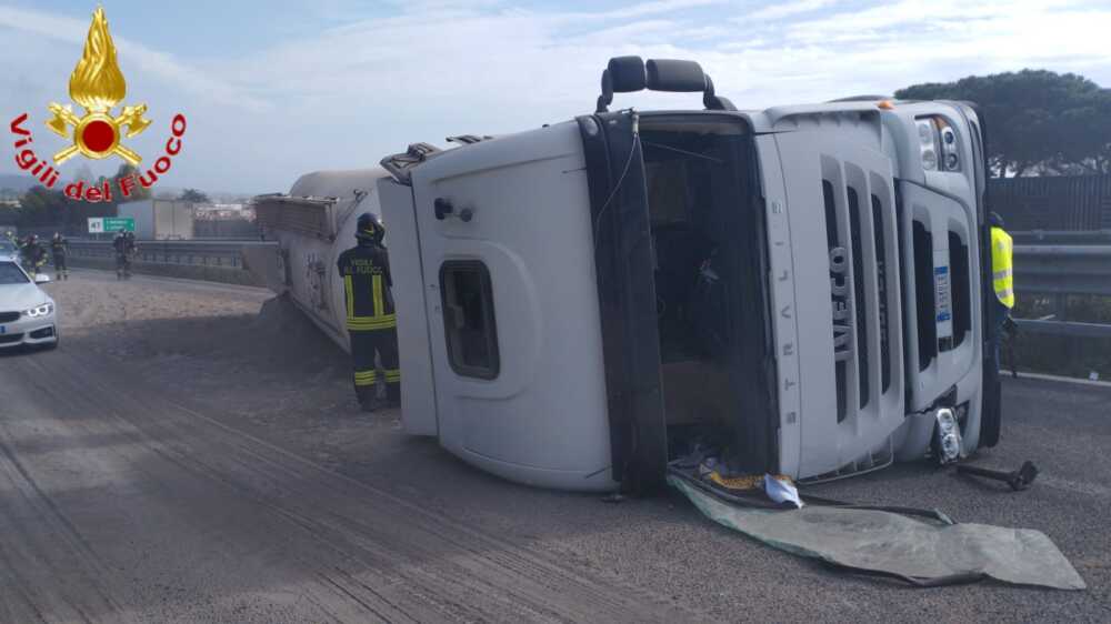 incidente a12 cisterna polvere cemento vigili fuoco pompieri vvf