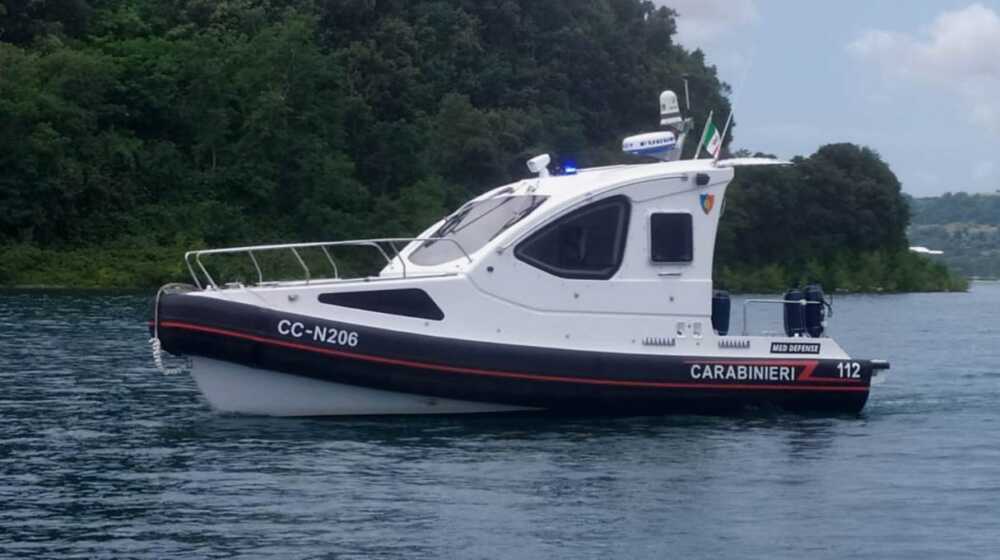 Si ferisce mentre fa windsurf nel lago di Bracciano: salvato dai carabinieri