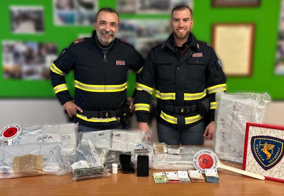 Lo ferma la Polizia Stradale, in auto gli trovano 30 kg di droga