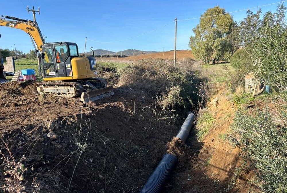 Via ai lavori del ponticello del fosso della Padovella a Pescia Romana