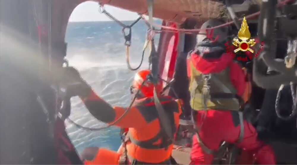 Barca alla deriva a Montalto, intervento dei pompieri con l’elicottero