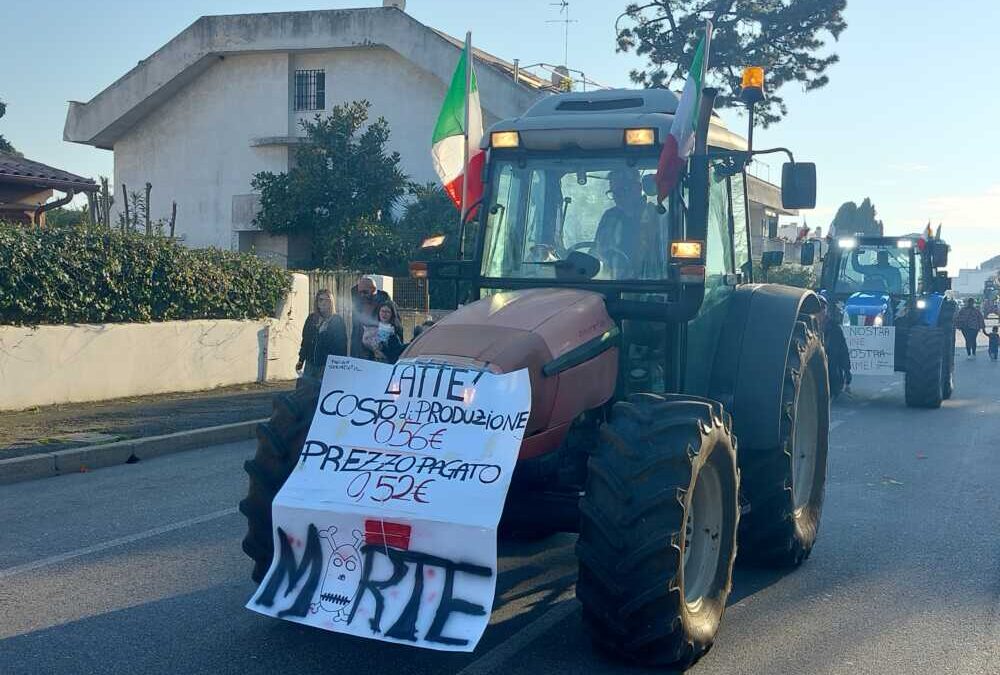 La protesta dei trattori al Carnevale di Cerenova, delegazione di agricoltori apre la sfilata