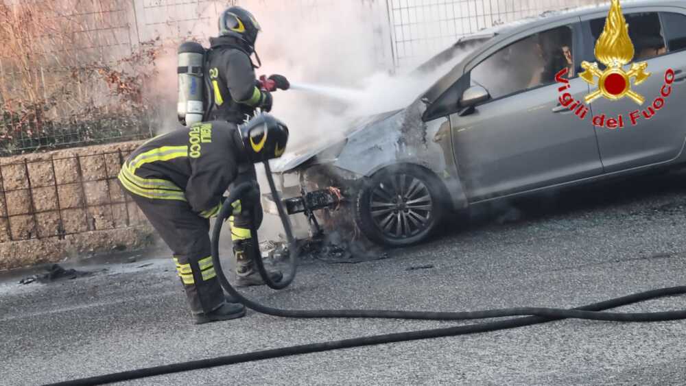 auto iacomelli fiamme vvf vigili fuoco pompieri auto iacomelli fiamme vvf vigili fuoco pompieri