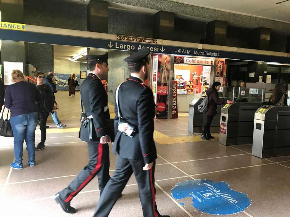 carabinieri metro b