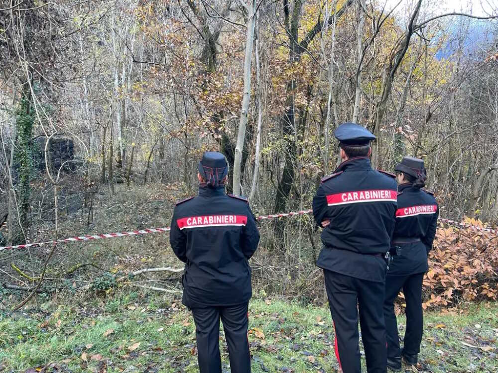 carabinieri nastro cadavere bosco