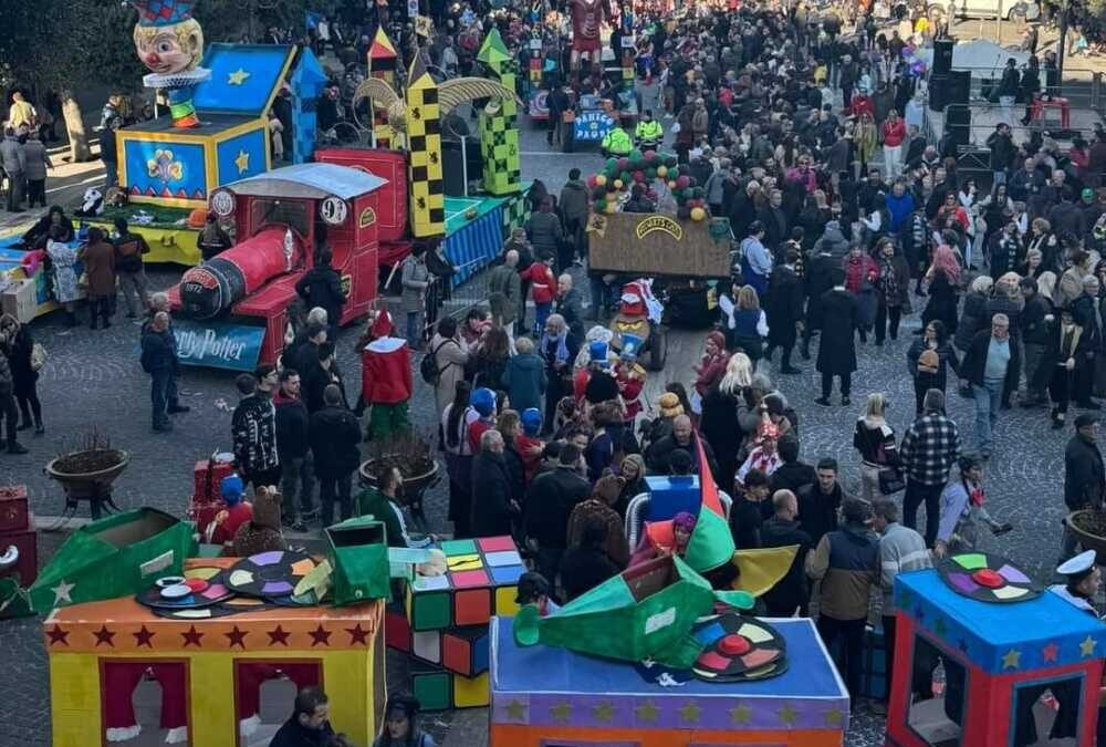 Carnevale a Tolfa, grande divertimento con la sfilata dei carri che ha colorato una domenica di sole