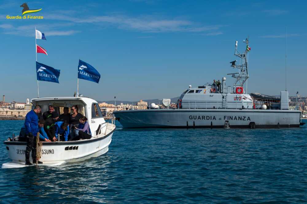 Rete da pesca da 200 metri recuperata a Civitavecchia da Finanza e Marevivo