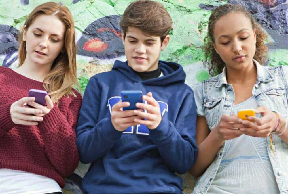 “La generazione ansiosa”: da Mondadori a Cerveteri un incontro sulle dipendenze da social dei giovani