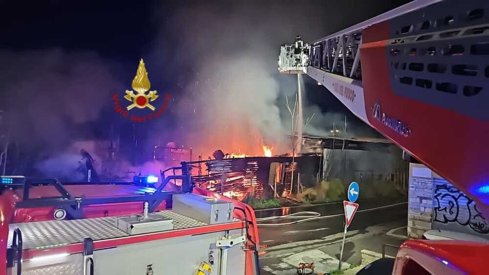 incendio falegnameria vvf vigili fuoco pompieri