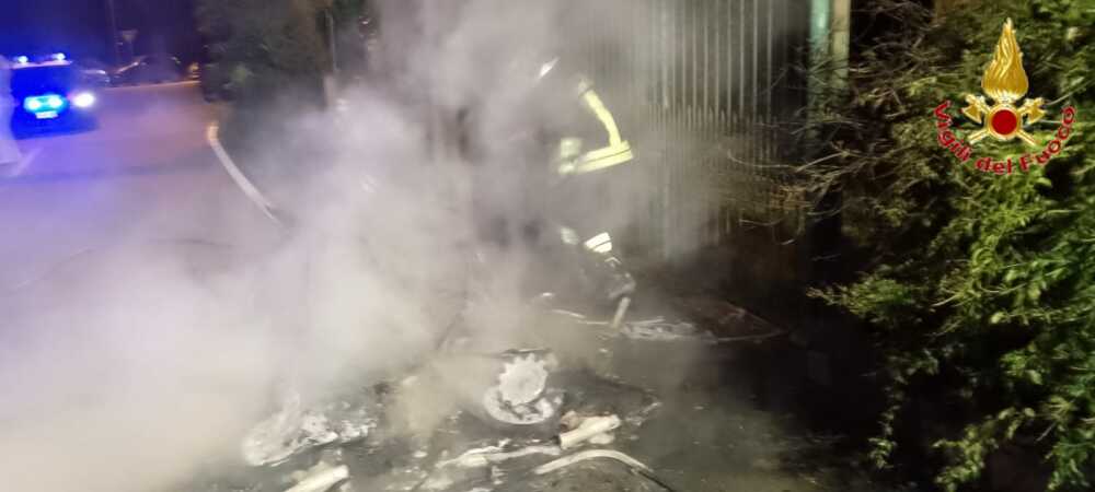 Microcar in fiamme a Civitavecchia, intervento dei pompieri