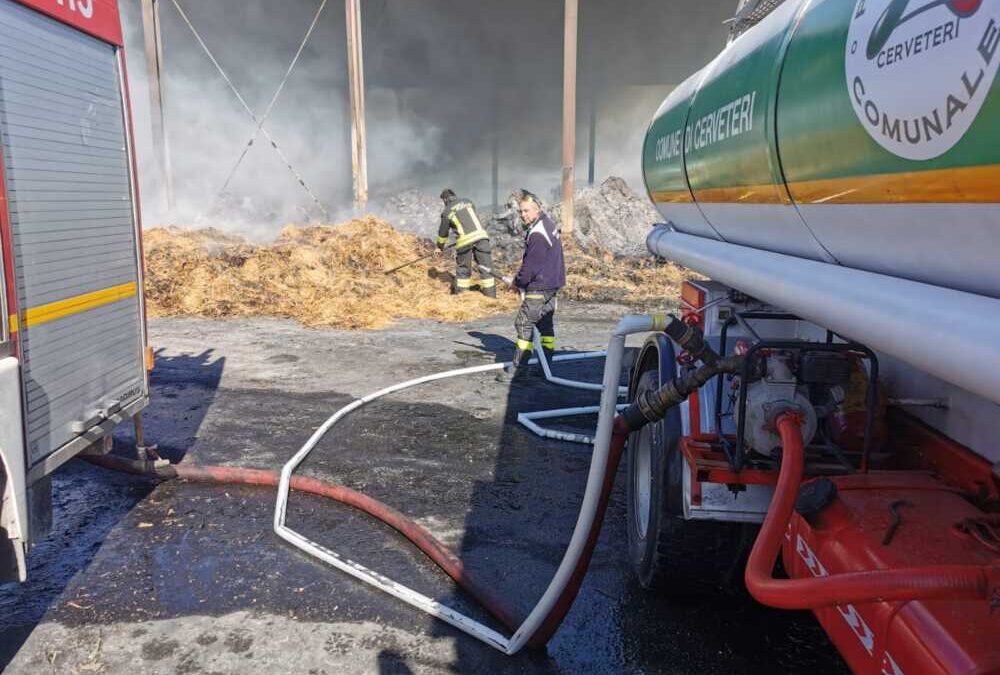 Balle in fiamme a Maccarese, l’incendio non è ancora spento