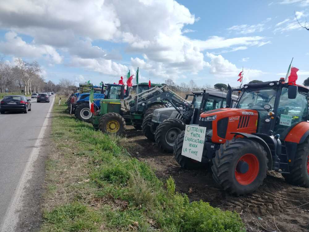 trattori in protesta arrivano a ladispoli trattori in protesta arrivano a ladispoli
