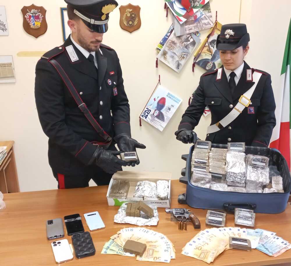 ANZIO - La pistola e la droga sequestrate dai Carabinieri (1)