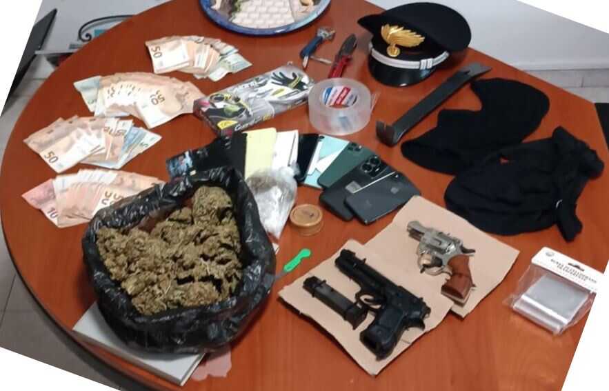 CENTRO - Le armi e la droga sequestrate dai Carabinieri