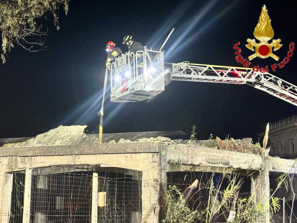 Crolla una trave dell'ex cementificio di Santa Marinella vvf vigili fuoco santa marinella (2)