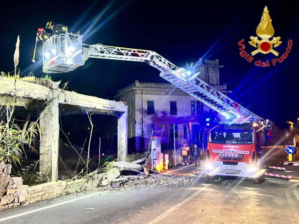 Crolla una trave dell'ex cementificio di Santa Marinella vvf vigili fuoco santa marinella (2)