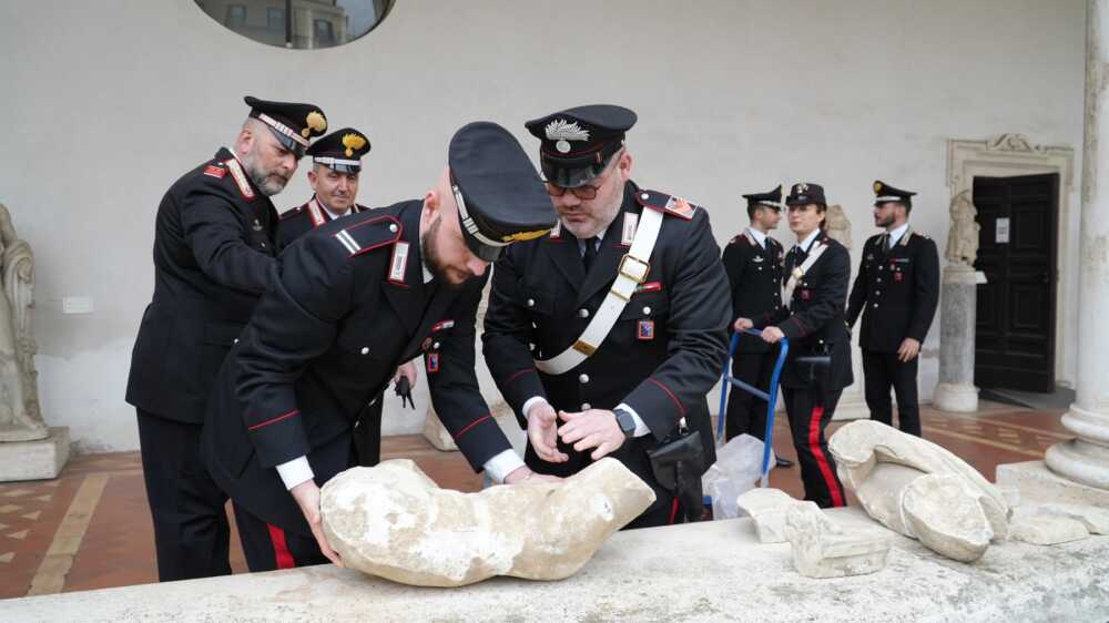 I Carabinieri riconsegnano (5)