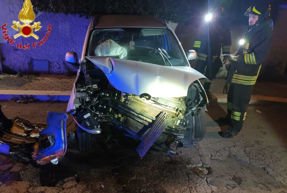 Esce fuori strada e prende in pieno un albero, ragazza soccorsa a Santa Marinella