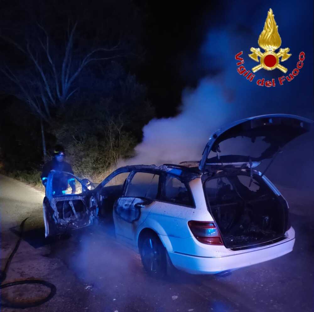 auto fiamme vvf vigili fuoco civitavecchia 2 auto fiamme vvf vigili fuoco civitavecchia 1