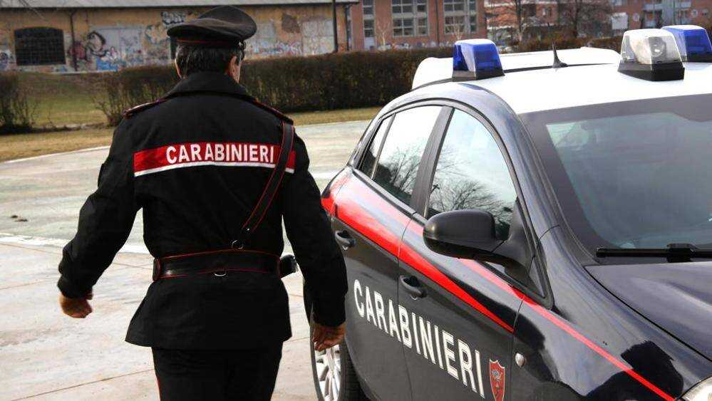 carabinieri spalle auto uomo fiumicino