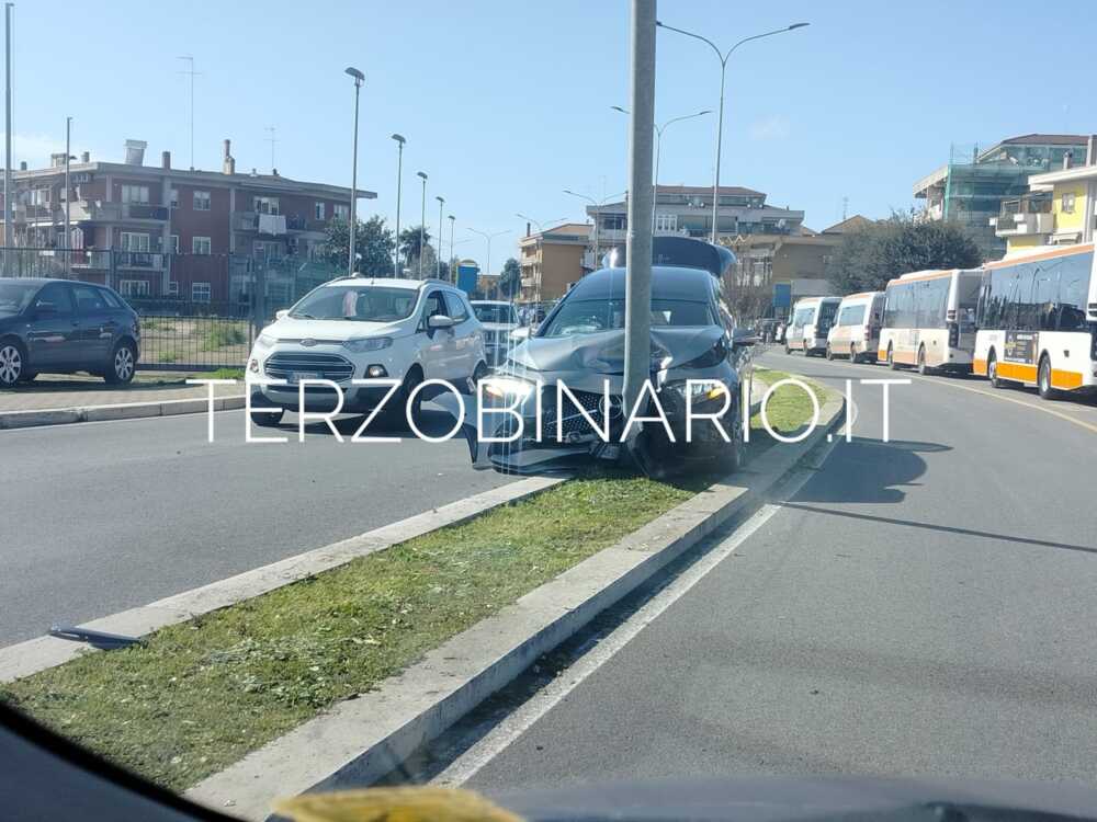 carro funebre cerveteri contro un palo carro funebre cerveteri contro un palo