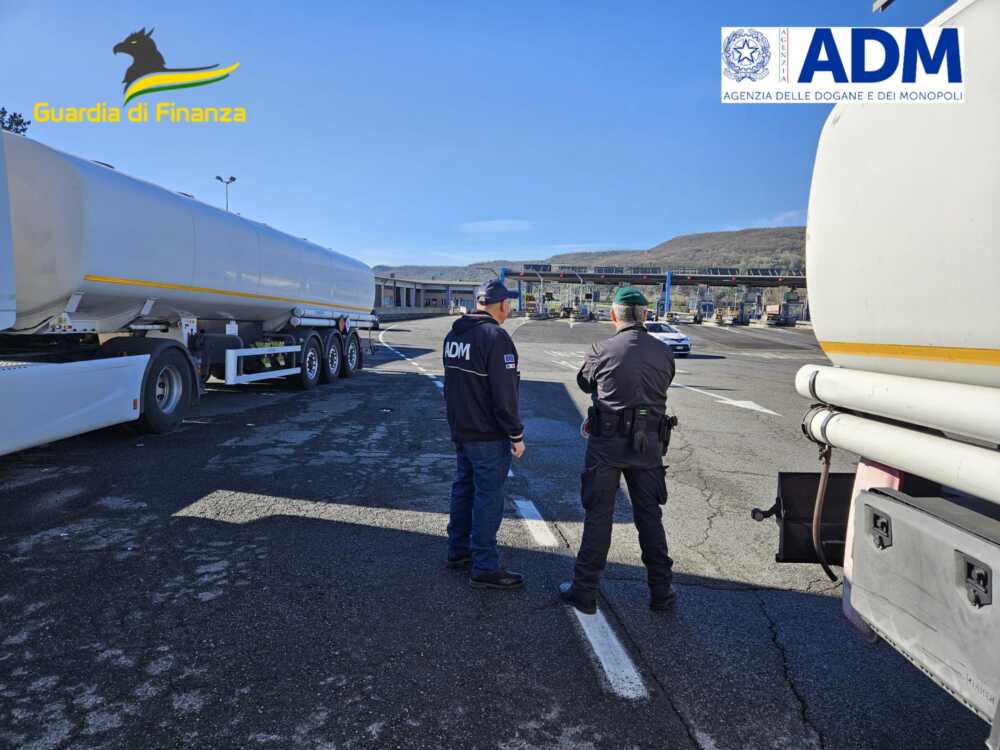 finanza dogane casello autostrada tir benzina carburanti finanza dogane casello autostrada tir benzina carburanti