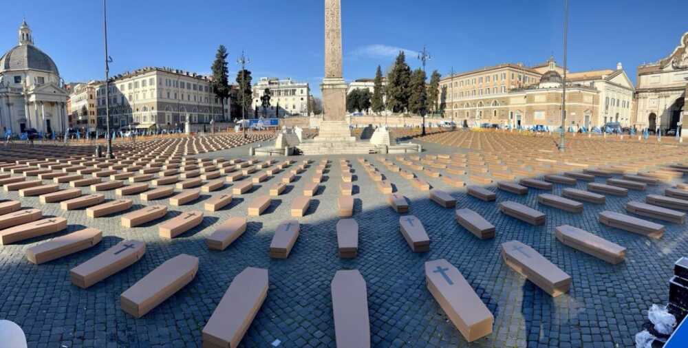 immagine foto bare roma piazza del popolo morti sul lavoro