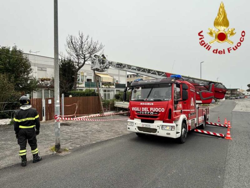 palo telecom pericolante santa marinella via etruria vvf vigili fuoco pompieri civitavecchia