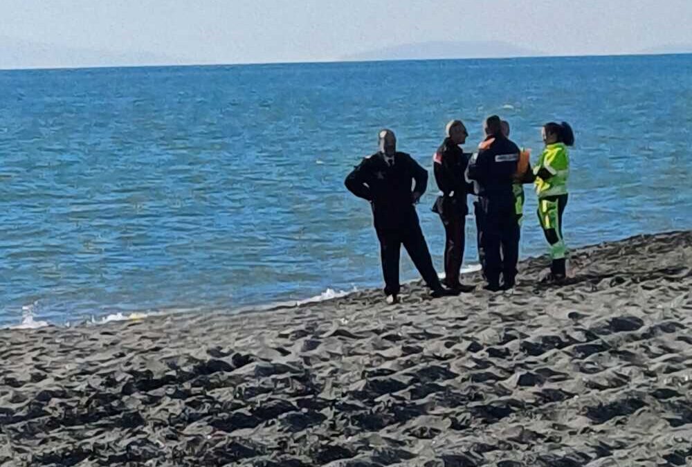 I cadaveri di due pescatori sulla spiaggia di Montalto di Castro