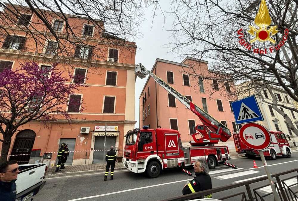 Resta con il braccio incastrato nel letto-contenitore: liberata dai pompieri a Santa Marinella