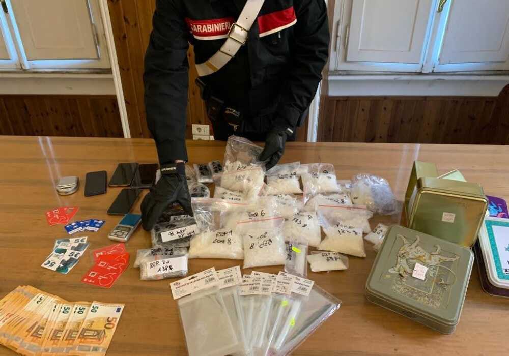 CENTRO - La droga e il materiale sequestrati dai Carabinieri (3)