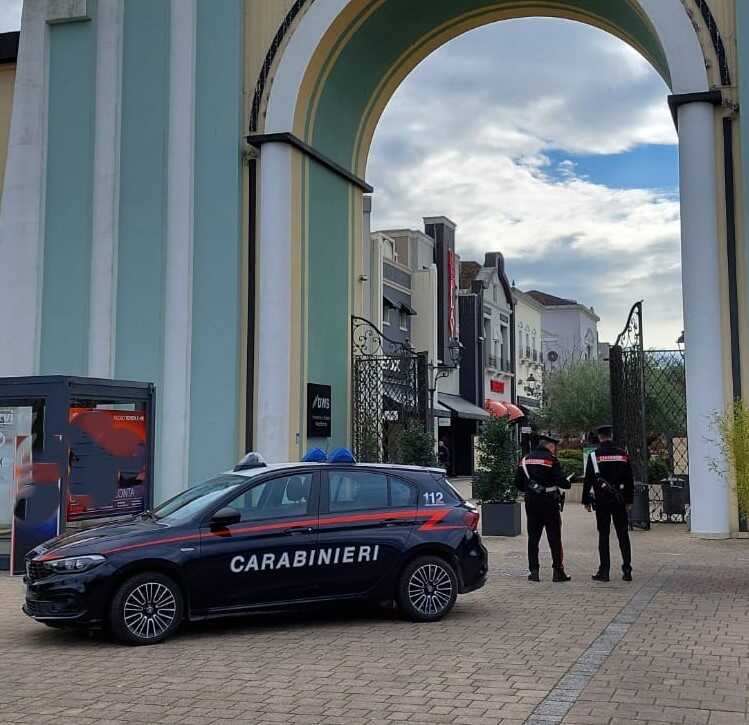 COLLEFERRO - I Carabinieri intervenuti presso l'outlet di Valmontone