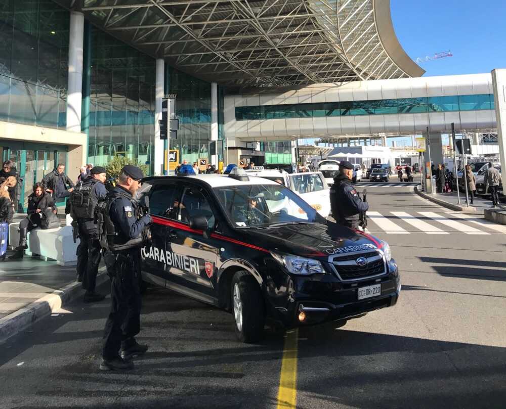 CP AEROPORTI - Controlli dei Carabinieri nello scalo di Fiumicino (3)
