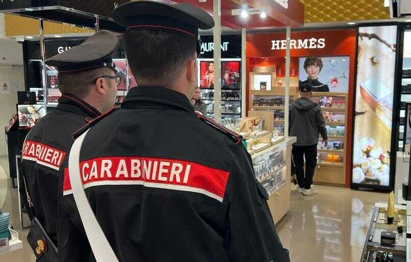 Carabinieri all’aeroporto di Fiumicino duty free negozi (1) Carabinieri all'aeroporto di Fiumicino duty free negozi (2)