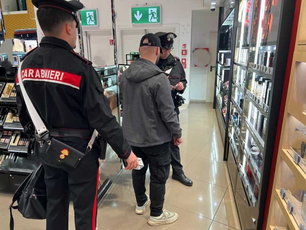 Carabinieri all'aeroporto di Fiumicino duty free negozi (2)