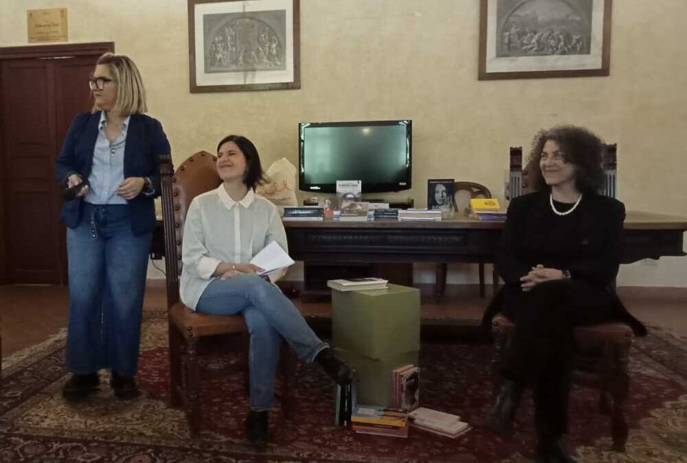 Maria Grazia Calandrone incanta il folto pubblico di Allumiere