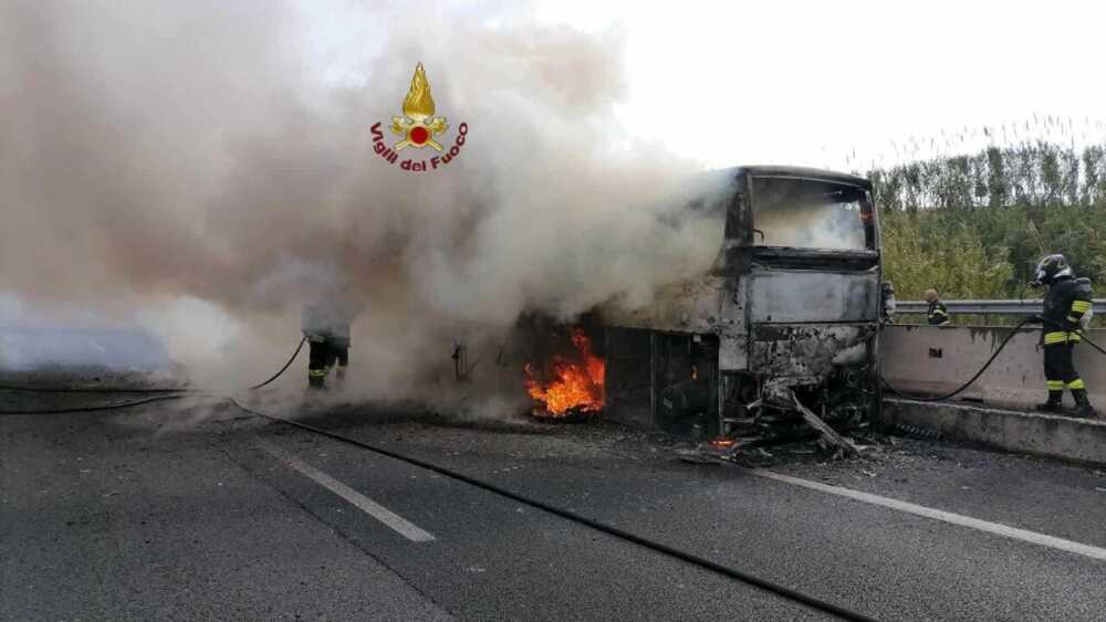 Incendio pullma turistico Raccordo anulare 22.04.2024 1 Incendio pullma turistico Raccordo anulare 22.04.2024 1