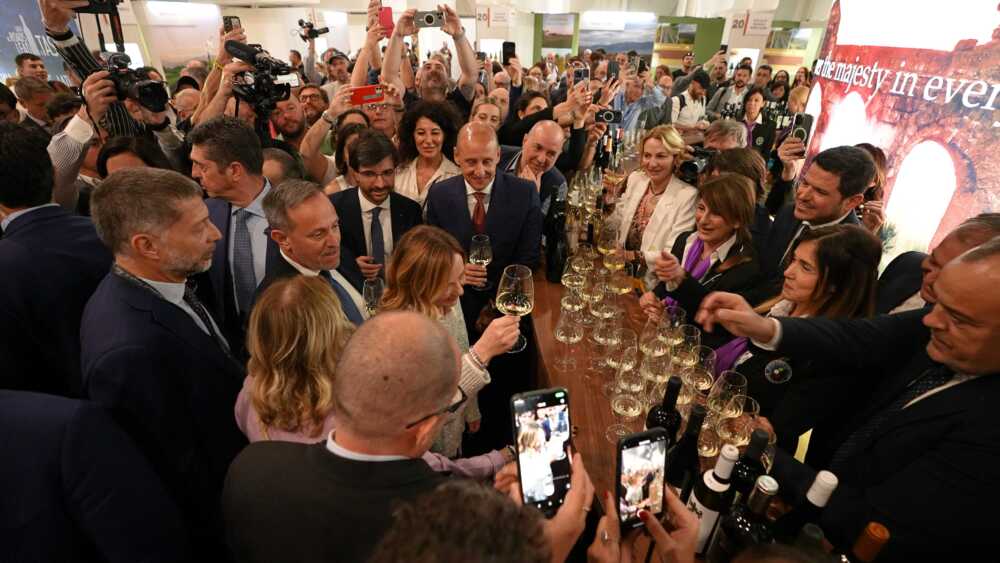 Sequenza 01.00_09_26_19.Immagine001 Sequenza 01.00_09_26_19.Immagine001