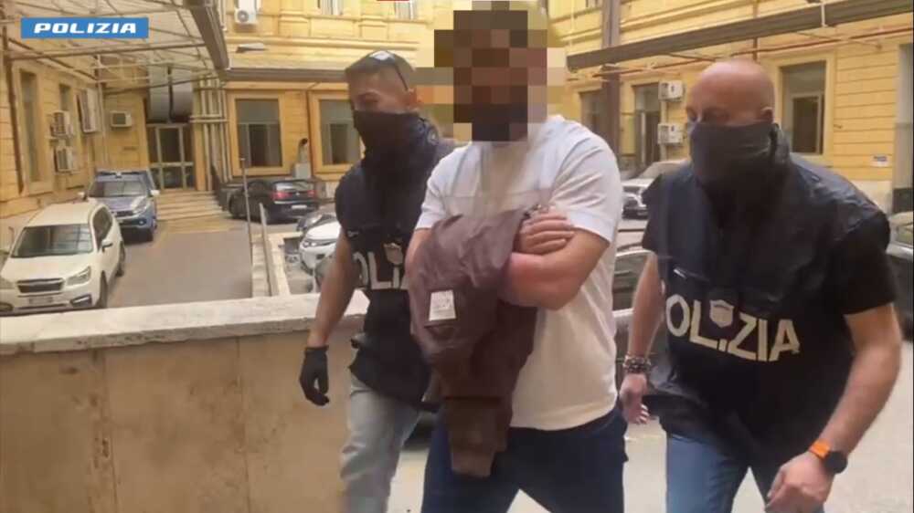 Terrorista tagiko a Fiumicino preso in carico dalla Digos Terrorista tagiko a Fiumicino preso in carico dalla Digos