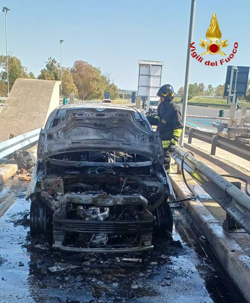 auto fiamme casello a12vvf vigili fuoco pompieri