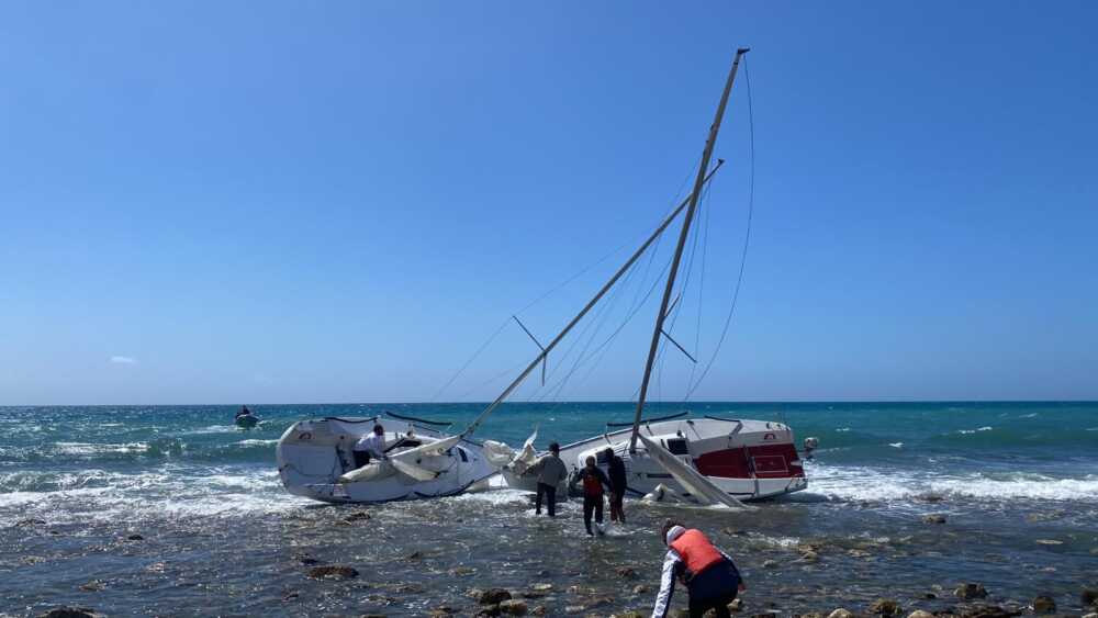 Due barche sugli scogli a Santa Marinella