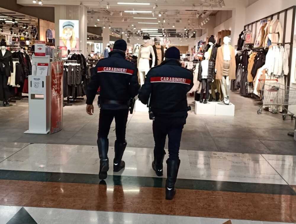 carabinieri centro commerciale