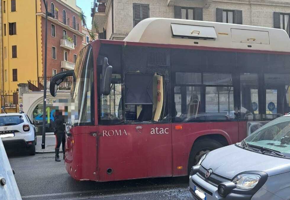 Pedone litiga con autista: bus danneggiato