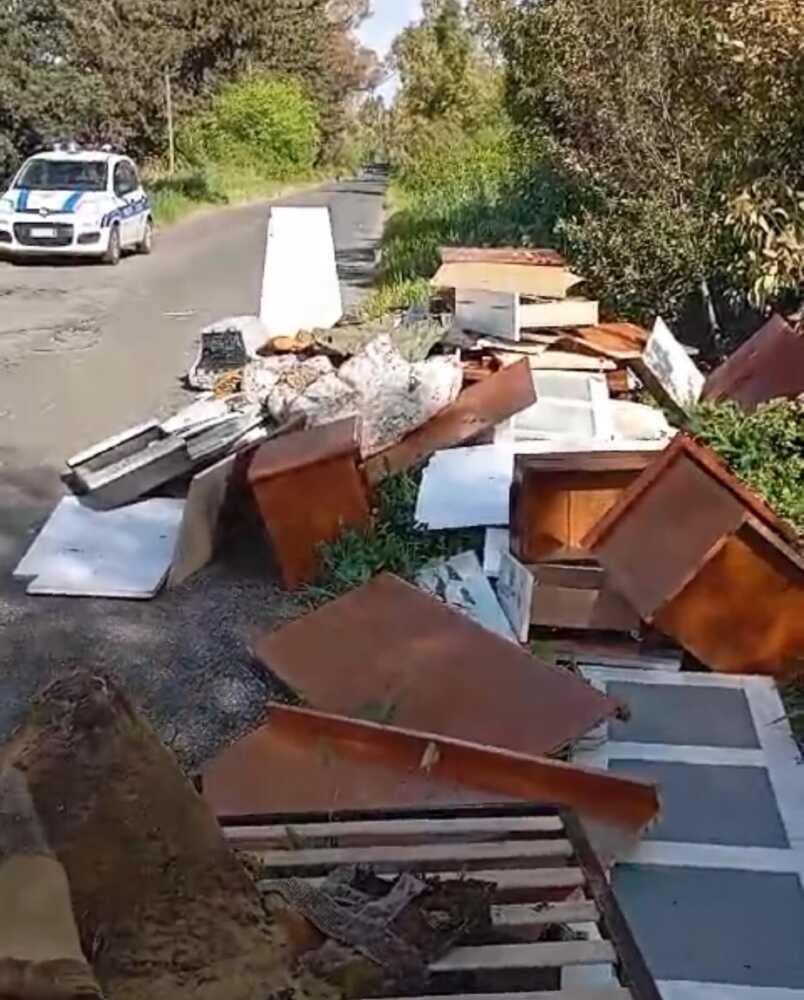 discarica abusiva via di Ceri cucina abbandonata