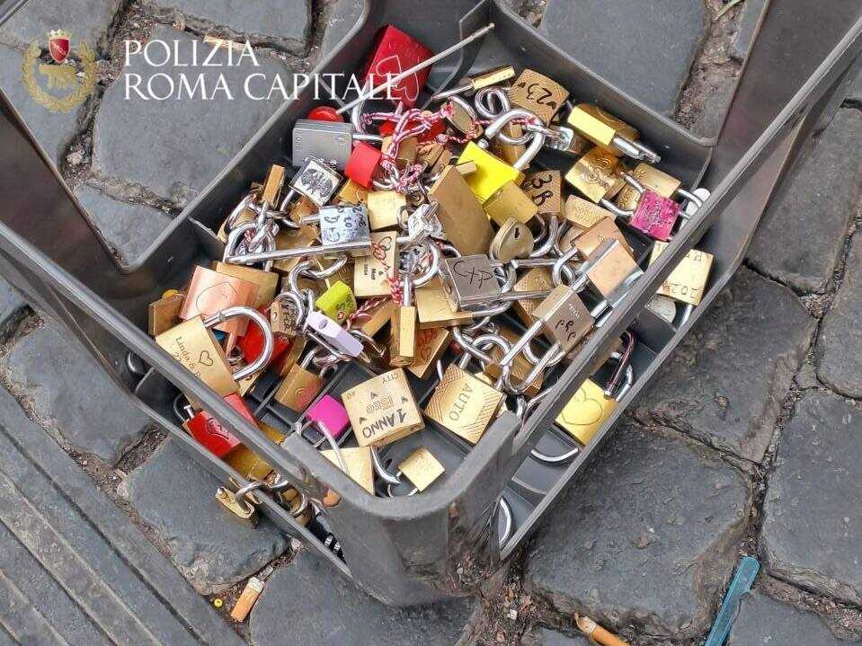 lucchetti rimossi municipale roma capitale