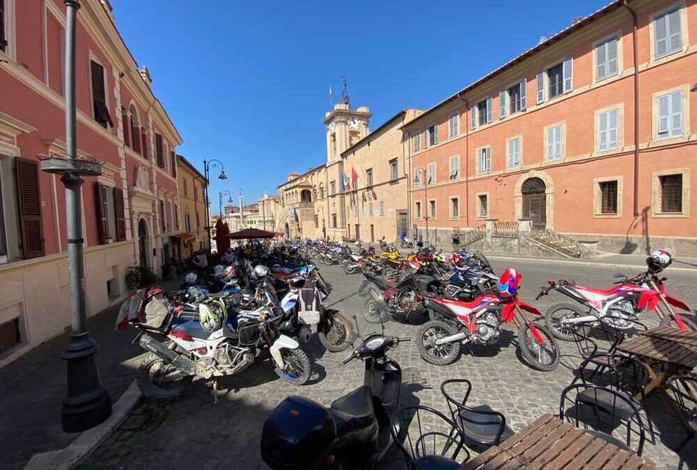 Piazza Matteotti di Tarquinia invasa da turisti in moto