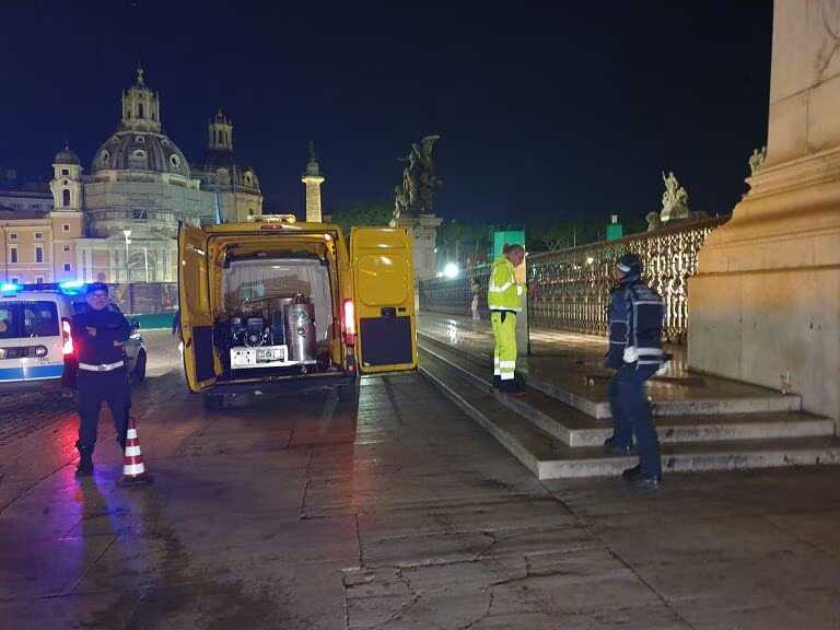 piazza venezia agricoltore minaccia di darsi fuoco