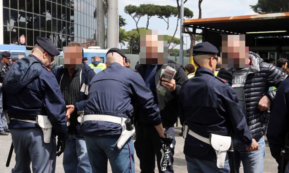 polizia tornelli perquisizioni stadio olimpico curva polizia tornelli perquisizioni stadio olimpico curva