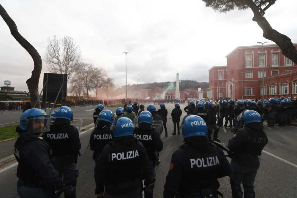 scontri-derby-olimpico-polizia scontri-derby-olimpico-polizia