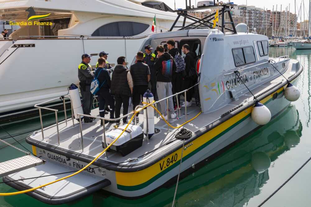 studenti roan finanza barca studenti roan finanza barca